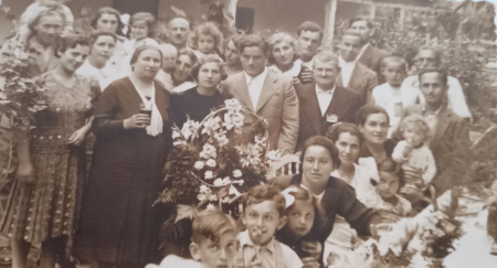 Aufnahme der Großfamilie der Mutter, etwa 1938/39. Privatbesitz Gabriela Fenyes. Mit freundlicher Genehmigung