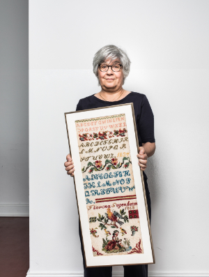 Barbara Guggenheim mit dem Wandteppich ihrer Ururgroßmutter
