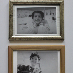 Zwei gerahmte Fotografien. Foto: Stephan Pramme,
                    Jüdisches Museum Berlin