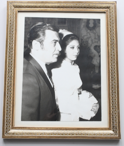 Eingerahmte Hochzeitsfotografie der Eltern von Mona Nasirzadeh